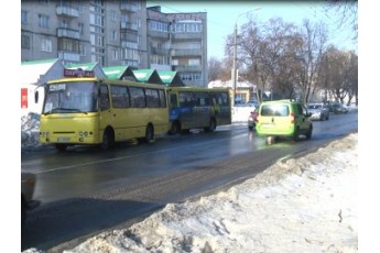 У Луцьку зіткнулись дві маршрутки з пасажирами та легковик