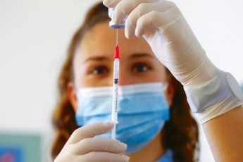 Як комарик вкусив: перші вакциновані від COVID-19 українці розповіли про враження (відео)