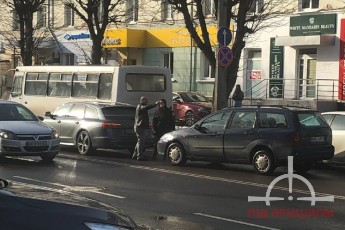 У Луцьку на проспекті сталася аварія: дорожній рух – ускладнено (фото)