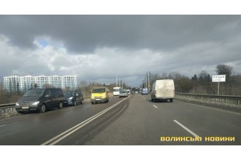 Поблизу Луцька на мості – аварія, рух ускладнений (фото)