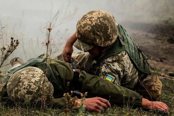 На Донбасі бойовики тяжко поранили українського військового