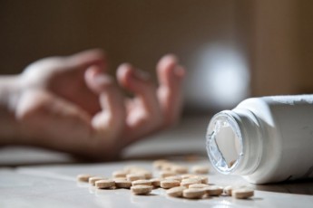 Неповнолітня дівчина намагалася вчинити самогубство, наковтавшись таблеток через сварку