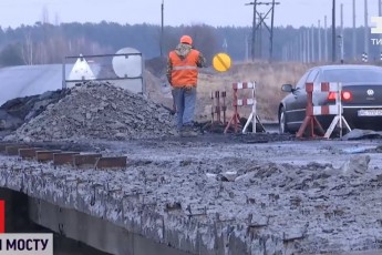 Робітники з бетонною плитою впали з 7-метрової висоти: деталі обвалу мосту на Волині