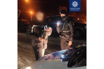 У Луцьку посеред вулиці затримали чоловіка з наркотиками (фото)
