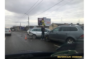 Автівки розтрощені: у Луцьку на шляхопроводі сталася аварія (фото)