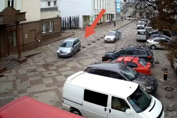 У центрі Луцька автівка наїхала на напівсферу та повисла (відео)