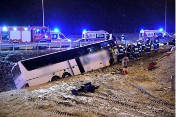 Український мікроавтобус потрапив у моторошну аварію в Польщі, є загиблий і поранені (фото)