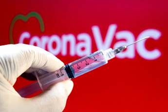 Китайська вакцина CoronaVac їде в Україну: наскільки ефективна і яка може бути 