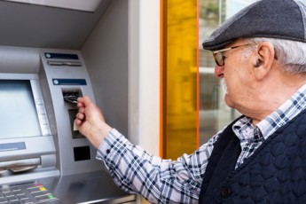 В Україні майже всіх пенсіонерів переведуть в банки