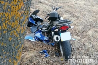 На Волині мотоцикліст на швидкості врізався у дерево