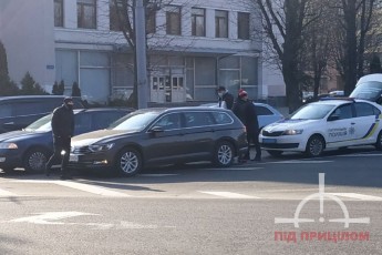 У Луцьку на проспекті зіткнулися два автомобілі: рух – ускладнено (фото)