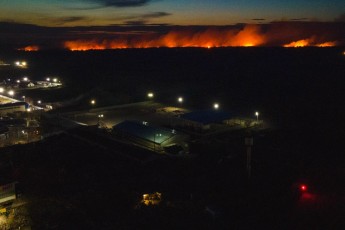 За кілометр від будинків: у Володимирі палають поля (фото)