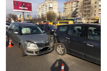 Спрацювали подушки безпеки: у Луцьку на перехресті зіткнулись три автомобілі