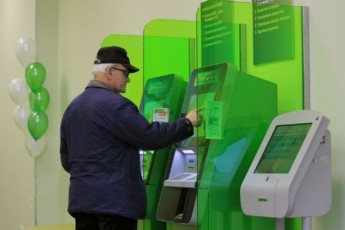 В Україні пенсіонерів переводять на банківські карти: стало відомо, як це відбуватиметься