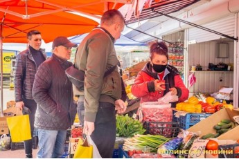 Безкоштовний довіз, органічні продукти і розсада: у Луцьку розпочався передвеликодній ярмарок (фото)