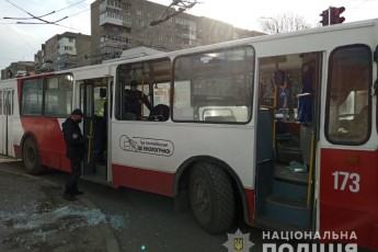 У Луцьку п'яний неадекват побив вікна в тролейбусі: деталі інциденту (фото)
