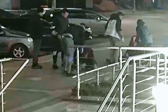 У Луцьку вночі компанія молодиків жорстоко побила чоловіка (відео)