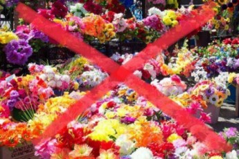 У громаді на Волині заборонили використання штучних квітів