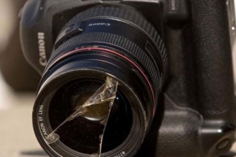 Погрожували і забрали камеру: на журналістів «1+1» та «Аверс» напали на  волинській пилорамі