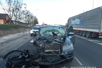 Біля Луцька зіткнулися вантажівка та BMW X5 (фото)