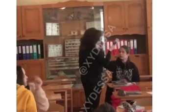 В Одесі восьмикласник на уроці бризнув у вчительку з газового балончика (відео)