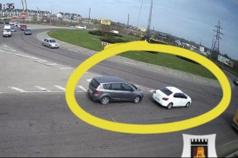 На виїзді з Луцька – ДТП: Renault врізалося в Peugeot (відео)