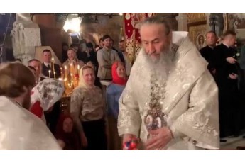 Як собакам: московський патріарх Онуфрій кидав яйцями у прихожан на Великдень (відео)