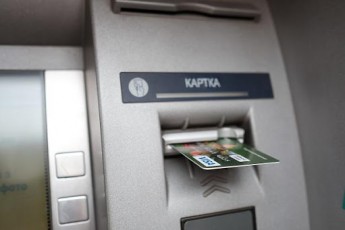 Шахраї роблять дублікати карток українців за допомогою банкоматів