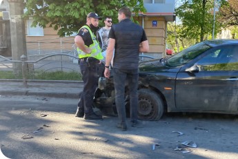 У Луцьку на проспекті зіткнулись два автомобілі, утворився затор (фото)