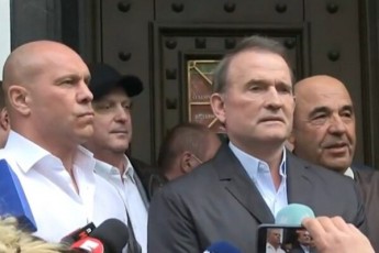 Медведчук вийшов з будівлі генпрокуратури: що відомо про допит (відео)