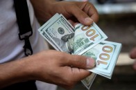 Курс долара може опуститися до рекордної у 2021-му позначки: скільки заплатимо за валюту