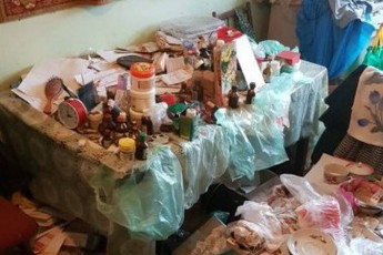 У місті на Волині жінка завалила квартиру мотлохом та затопила сусідів (відео)