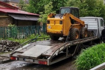 У Луцьку біля садочка проводять незаконні земельні роботи (відео)