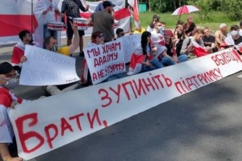 «Брати, зупиніть підтримку вбивці». Білоруси тимчасово заблокували рух на українському кордоні