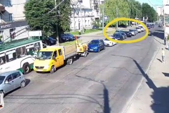 У Луцьку на повороті не розминулися два автомобілі (відео)