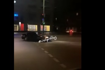 Вночі водій BMW дрифтував у центрі Луцька