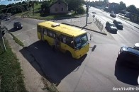У Луцьку на перехресті зіткнулися маршрутка та велосипедист (відео)