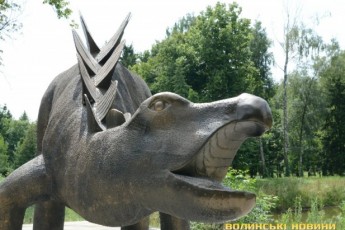 Скульптури слона та динозавра прикрасили алею луцького парку (фото)