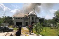 Смертельна авіакатастрофа на Прикарпатті: на будинок впав легкомоторний літак, 4 загиблих (фото, відео)