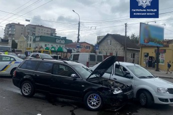 Повідомили деталі аварії у Луцьку за участі трьох автомобілів (фото)