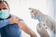Інфекціоніст зробив заяву про ефективність COVID-вакцин і дав важливу пораду українцям