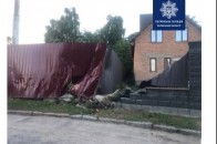 Водійка тролейбуса, яка п'яною знесла паркани у Луцьку, відшкодувала збитки