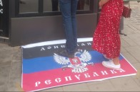 У львівській кав'ярні замість килимка використовують «прапор» так званої «ДНР»