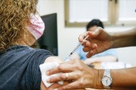 Стало відомо, скільки вчителів та медиків вакцинувалися від коронавірусу у Луцьку