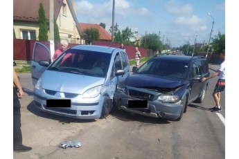 У місті на Волині – аварія: зіткнулись Volvo та Mitsubishi (фото)
