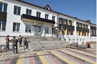 Утеплюють фасад і завершують внутрішні роботи: триває реконструкція Заборольського ліцею (фото)