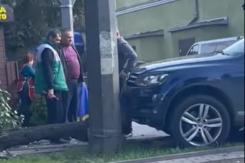 ДТП у Луцьку: автомобіль зніс дерево та виїхав на тротуар (відео)