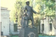 У Полтаві „полюбили” перефарбовувати пам’ятники 