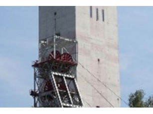 Шахтарі винесли на площу мішки з вугіллям 