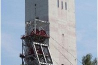 Шахтарі винесли на площу мішки з вугіллям 